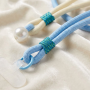Cordon, Lanière - Collier Téléphone Cordon Long Tressé Bicolore Bleu Ciel/Beige avec Perle - 115cm, prix de gros.