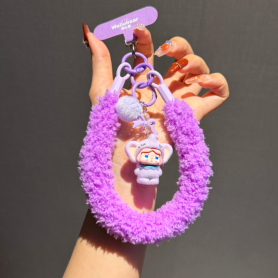 Accessoire Téléphone, Lanière - Lanière Téléphone Poignet Moelleuse Violet avec Porte-clés Poupée et Pompon, prix de gros.