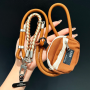 Accessoire, Lanière - Collier Téléphone Cordon Long Tressé Bicolore Marron/Beige avec Mini Pochette, prix de gros.