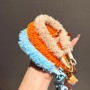 Bracelet, Sangle, Cordons - Lanière Téléphone Poignet Moelleuse Violet avec Porte-clés Poupée et Pompon, prix de gros.